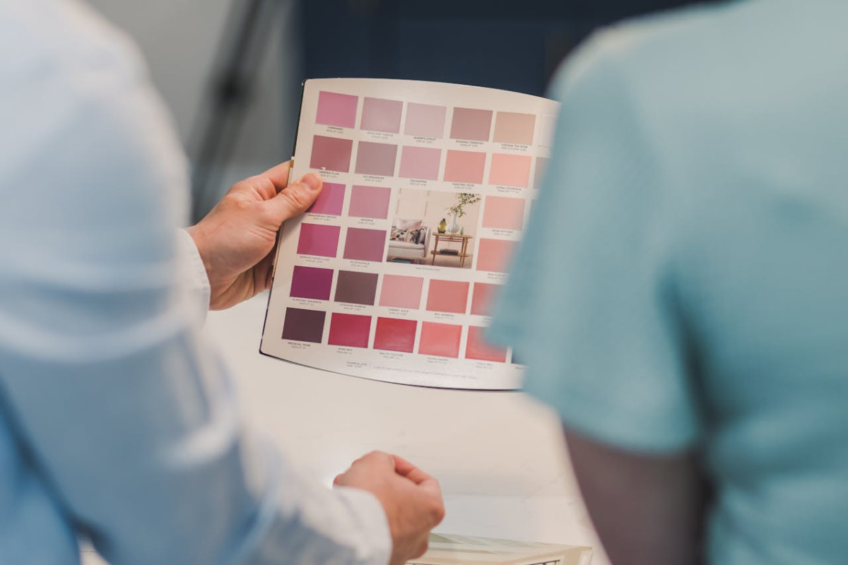 Kreativt designad folder tryckt av Original tryckeri – hållbar och anpassad för ditt varumärke